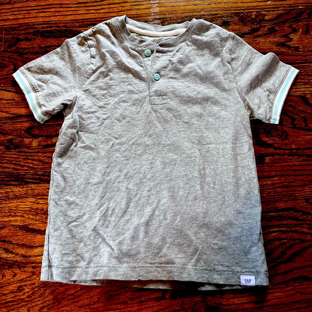 Boys’ grey t-shirt w/cuff detail from the Gap. Excellent condition, size 5